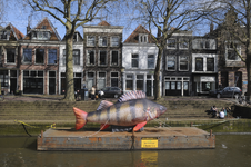 909599 Afbeelding van Barry de Baars op een ponton in de Weerdsluis te Utrecht. Het reusachtige model van een baars ...